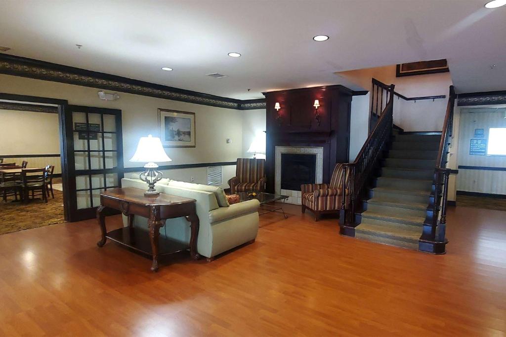 a living room with a couch and a fireplace at Wingate by Wyndham Youngstown - Austintown in Youngstown