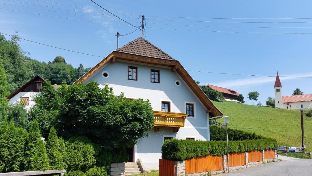 Casa blanca con techo marrón en Malerisches Bauernhaus, en Lieserhofen