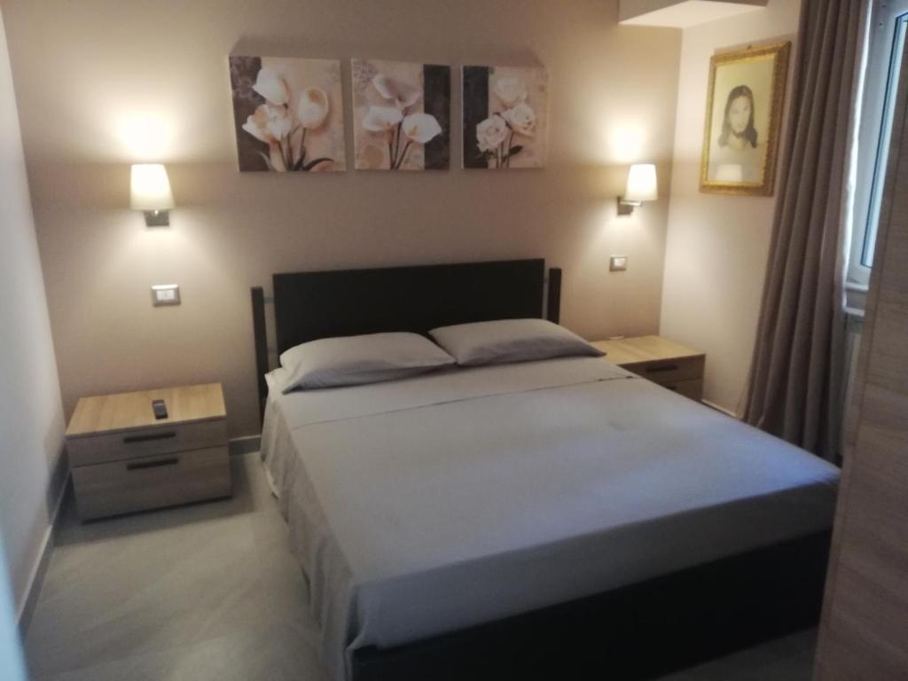 - une chambre avec un lit, 2 tables de chevet et un lit sidx sidx dans l'établissement Luxury Portorosa villa, à Furnari