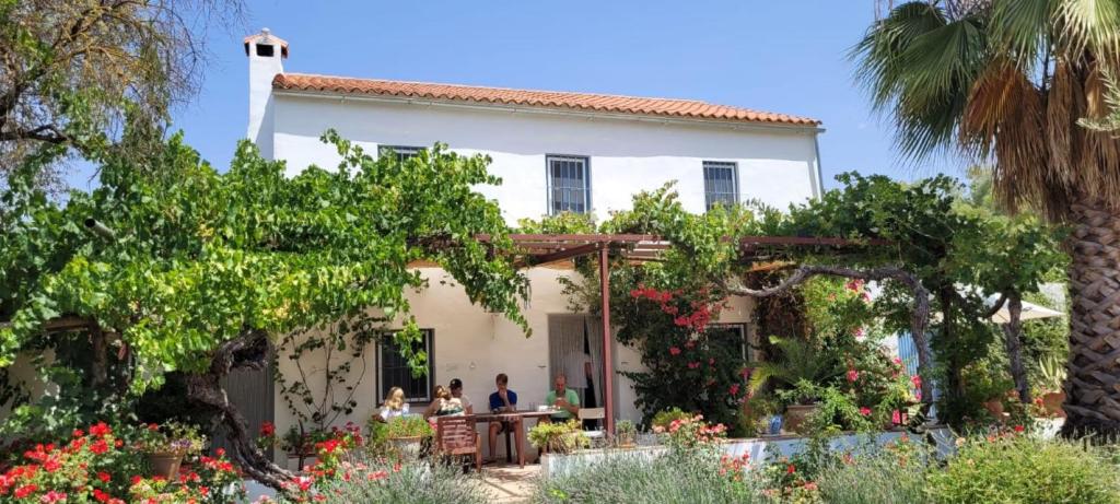 ein Haus mit Garten davor in der Unterkunft FINCA LOS MELEROS Andalucian farmhouse set in its own land with beautiful terraces, garden & pool. in Olvera