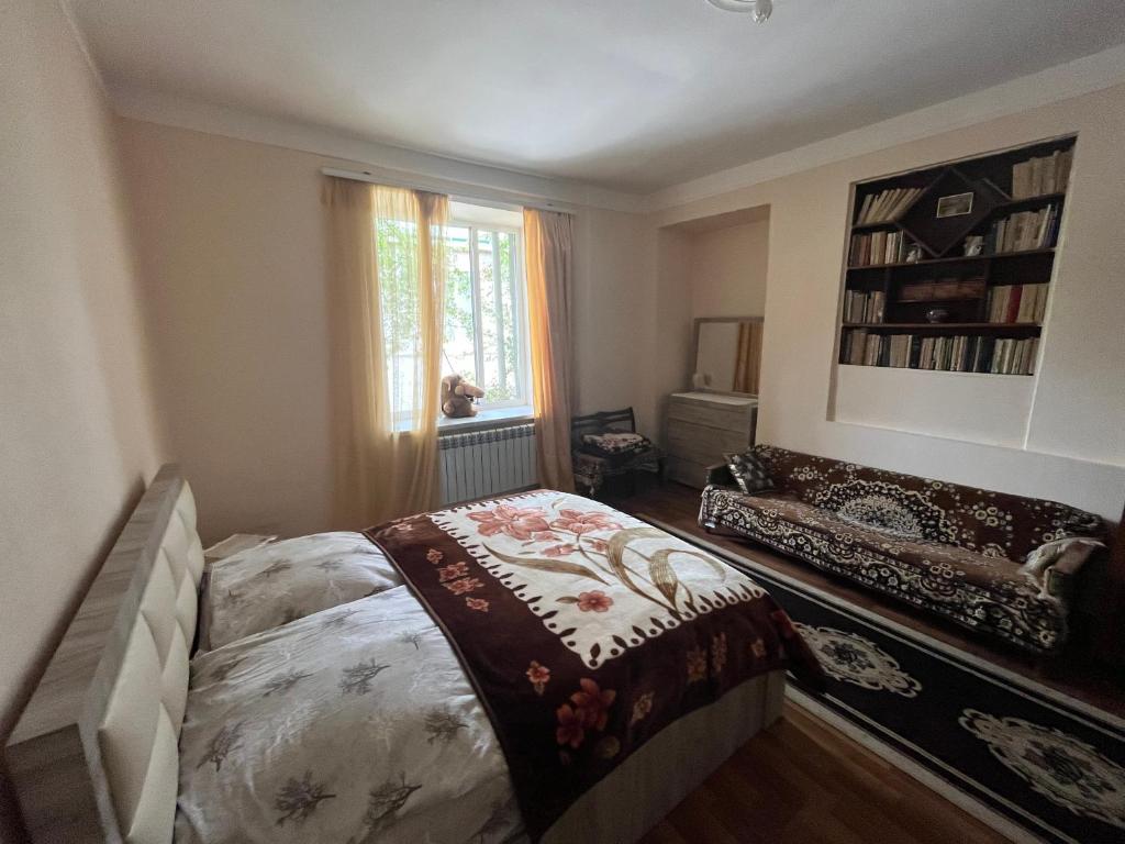 Postel nebo postele na pokoji v ubytování Inexpensive house