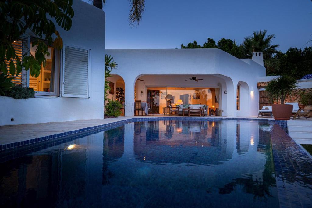 uma piscina em frente a uma casa em EL PORTET - Managed by Almarina Villas em Benissa