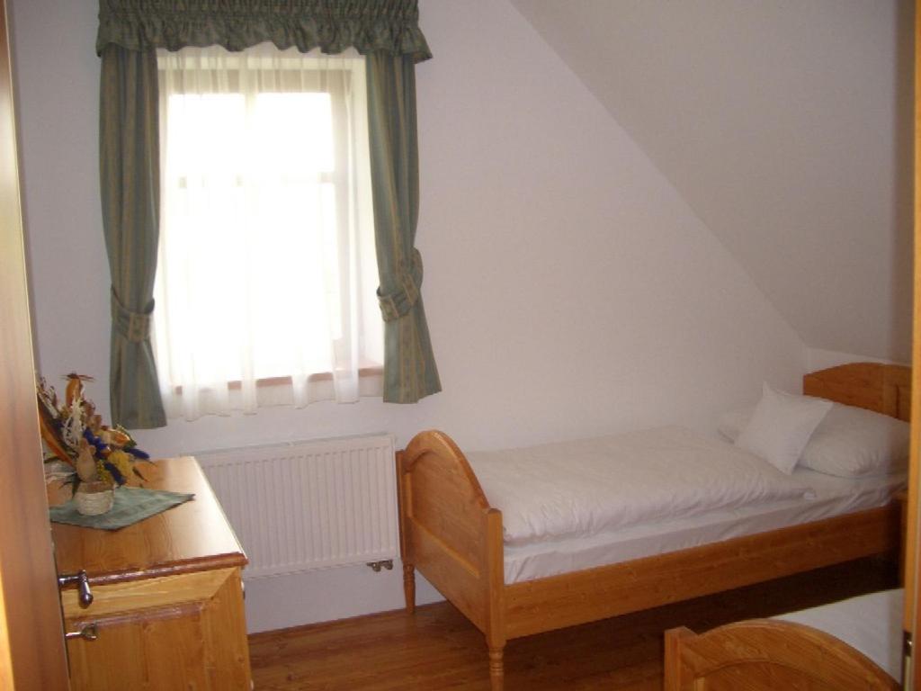 Postel nebo postele na pokoji v ubytování Doubické chalupy