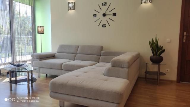 Posedenie v ubytovaní LuxApartament 3 - z dużym tarasem i garażem w Zeta Park