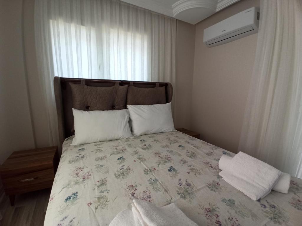 Postel nebo postele na pokoji v ubytování Begonville Villas Ladies Beach