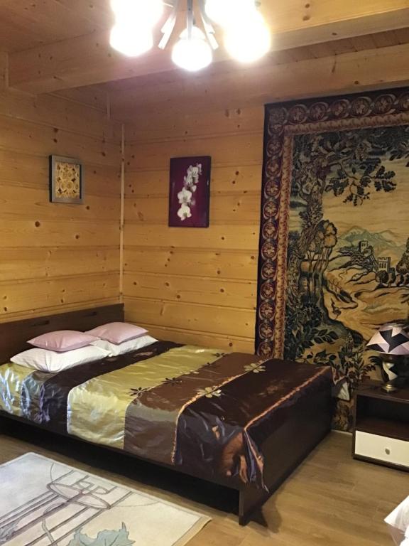 um quarto com uma cama num quarto de madeira em Jankówka em Wieliczka