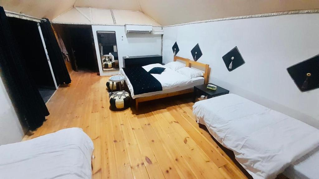 Postel nebo postele na pokoji v ubytování Wadi Rum Camp