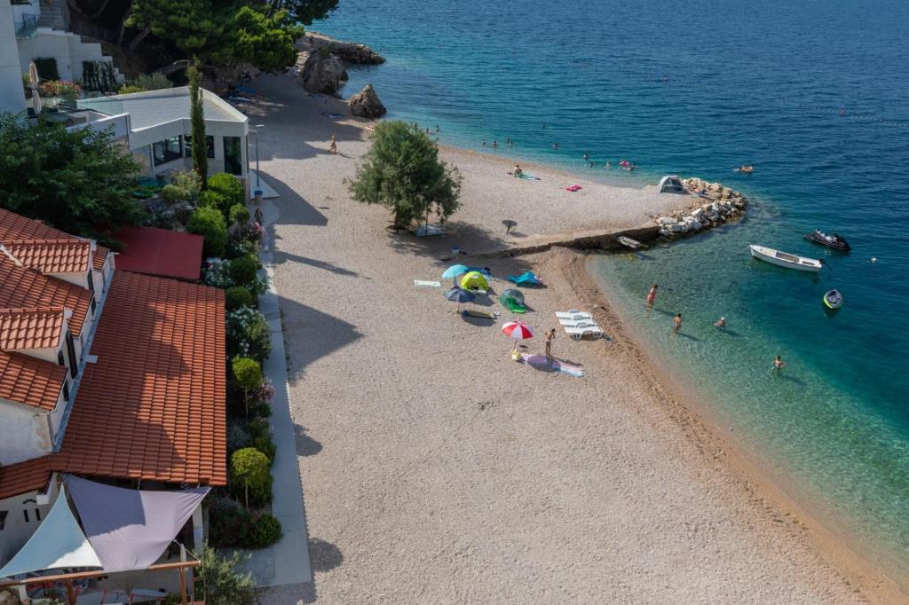 een luchtzicht op een strand met mensen in het water bij Beach house Medići in Mimice