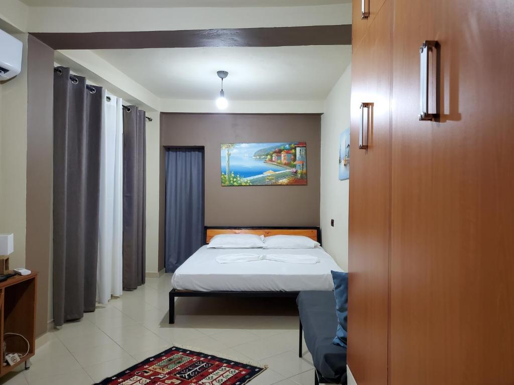 - une petite chambre avec un lit dans l'établissement Home Away From Home, à Saranda