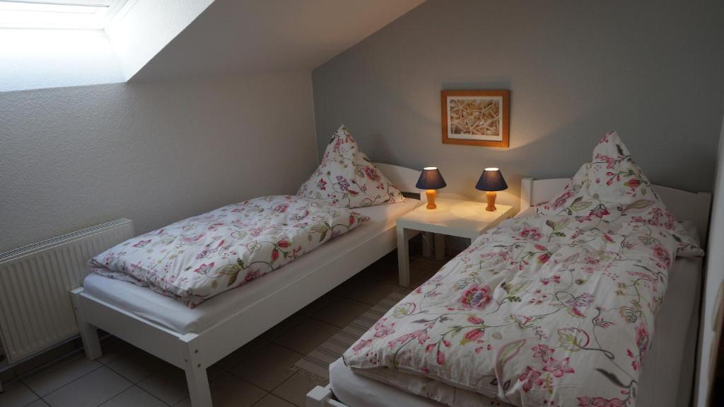 Ένα ή περισσότερα κρεβάτια σε δωμάτιο στο Bauernhof FeWo VI Seerose in Schwienkuhl an der Ostsee