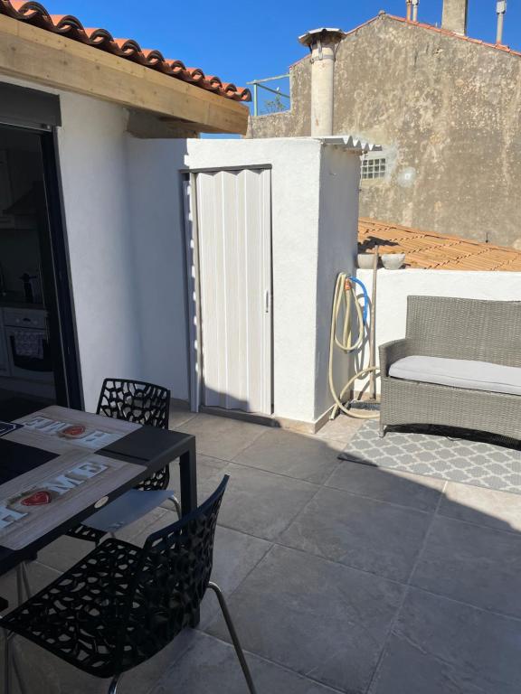 Patio alebo iná vonkajšia časť ubytovania Duplex terrasse vue mer - Soleil Levant La Ciotat