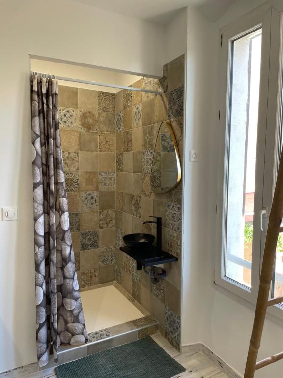 Kúpeľňa v ubytovaní Duplex terrasse vue mer - Soleil Levant La Ciotat