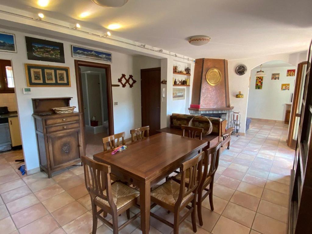 jadalnia z drewnianym stołem i krzesłami w obiekcie Appart 6 pers, 3 ch - Proche pistes - Animaux admis, Parking - FR-1-445-180 w mieście Montgenèvre