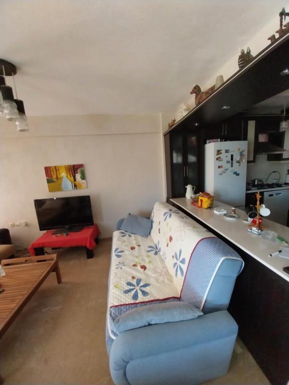 Site icinde yüzme havuzu olan manzaralı villa.