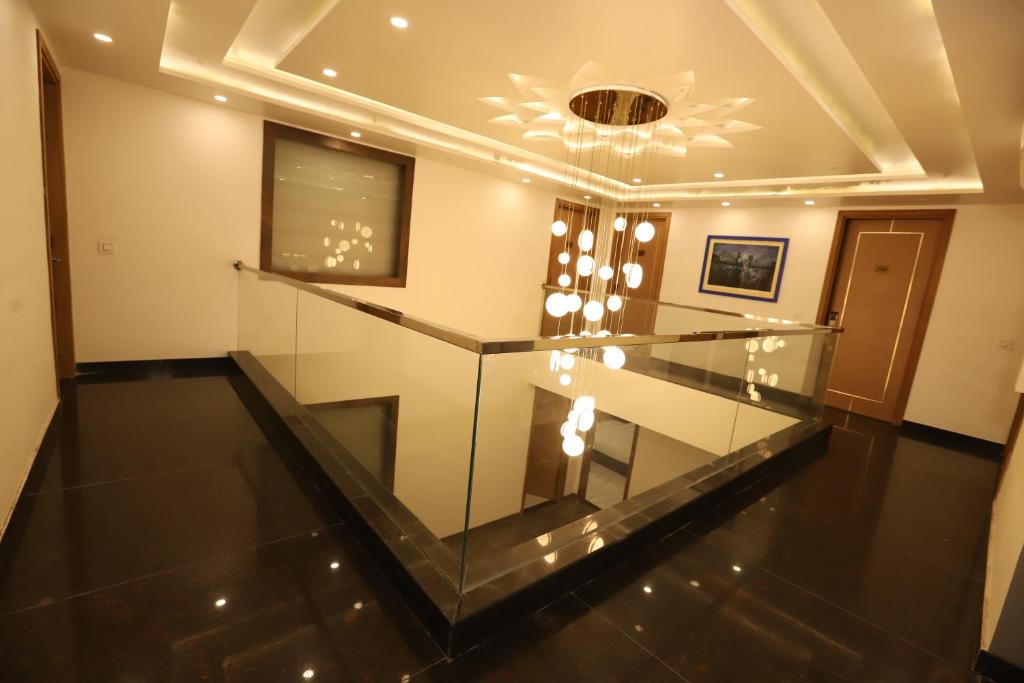 TV a/nebo společenská místnost v ubytování Hotel Keshav Residency Gurgaon near Medanta