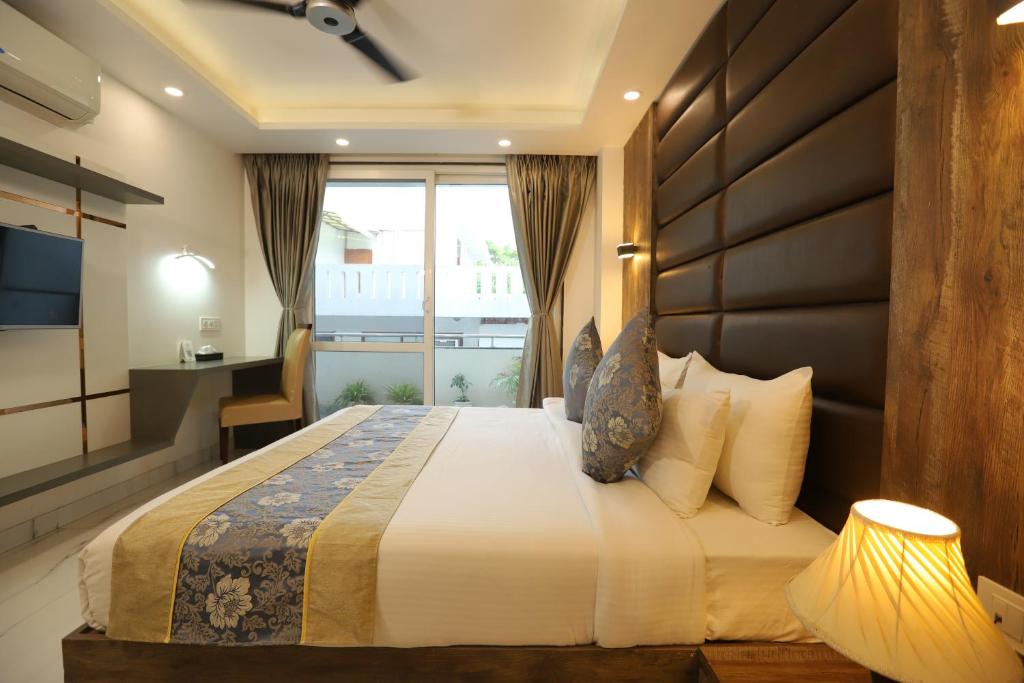Postel nebo postele na pokoji v ubytování Hotel Keshav Residency Gurgaon near Medanta