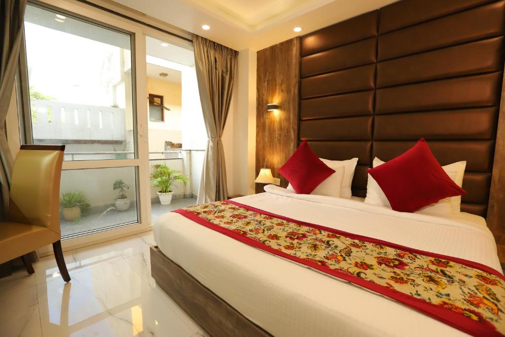 Postel nebo postele na pokoji v ubytování Hotel Keshav Residency Gurgaon near Medanta