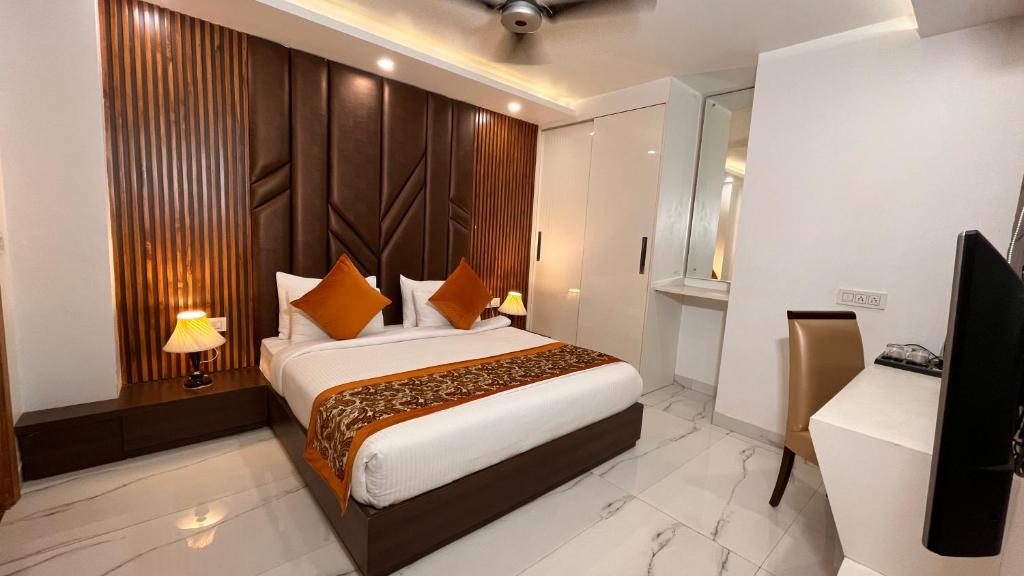 Postel nebo postele na pokoji v ubytování Hotel Keshav Residency Gurgaon near Medanta