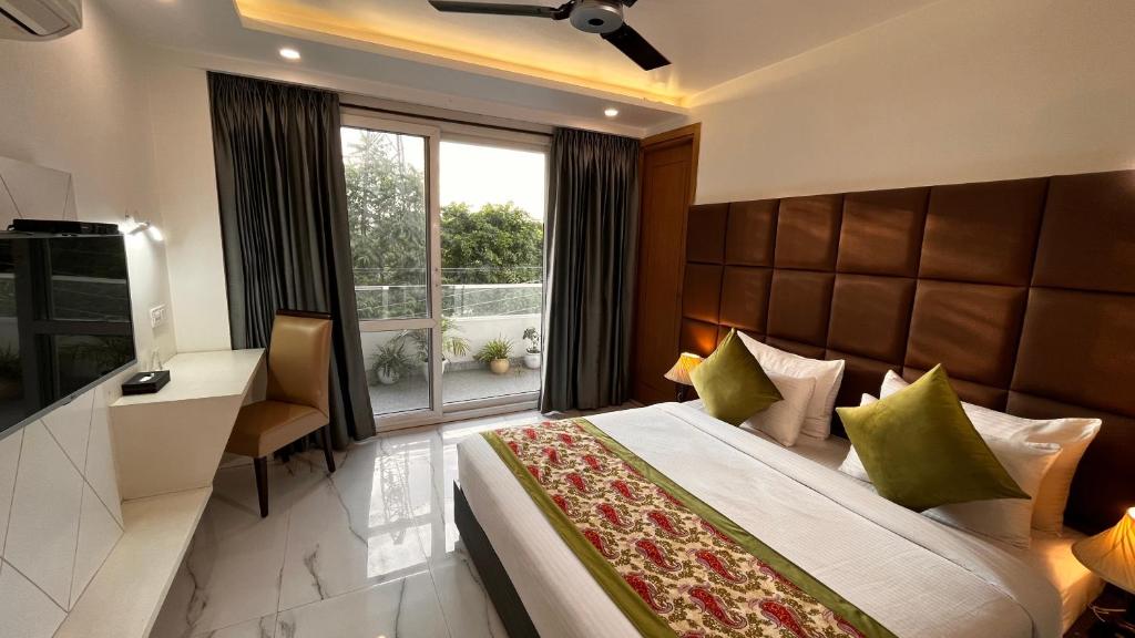 Postel nebo postele na pokoji v ubytování Hotel Keshav Residency Gurgaon near Medanta
