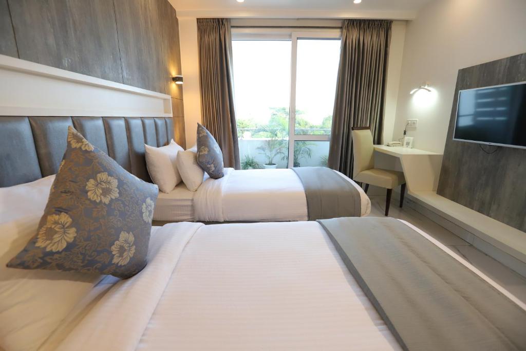 Postel nebo postele na pokoji v ubytování Hotel Keshav Residency Gurgaon near Medanta