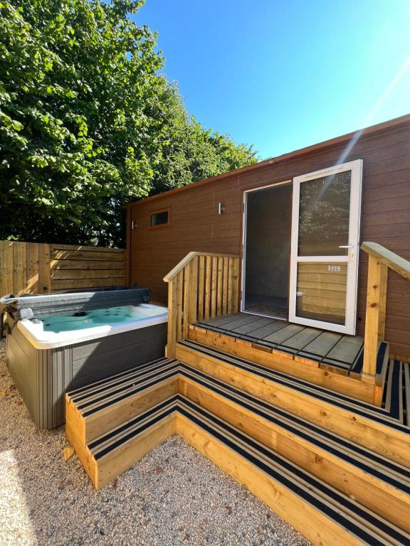 Hedgehog Lodge at Owlet Hideaway - with Hot Tub, near York, Seaton Ross –  Updated 2023 Prices