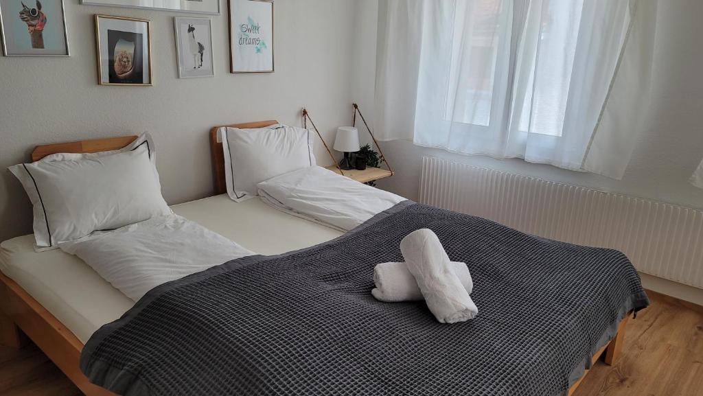 een slaapkamer met een bed met een knuffeldier erop bij Sechs Bergspitzen in Ebnat-Kappel