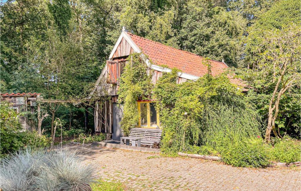 a small house in the middle of a garden at 1 Bedroom Beautiful Home In Boekelo in Boekelo