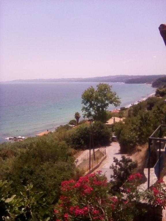 Zdjęcie z galerii obiektu Ioanna - Panoramic Sea View Apartment w Áfitos
