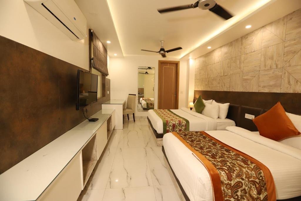 Postel nebo postele na pokoji v ubytování Hotel Keshav Residency Gurgaon near Medanta