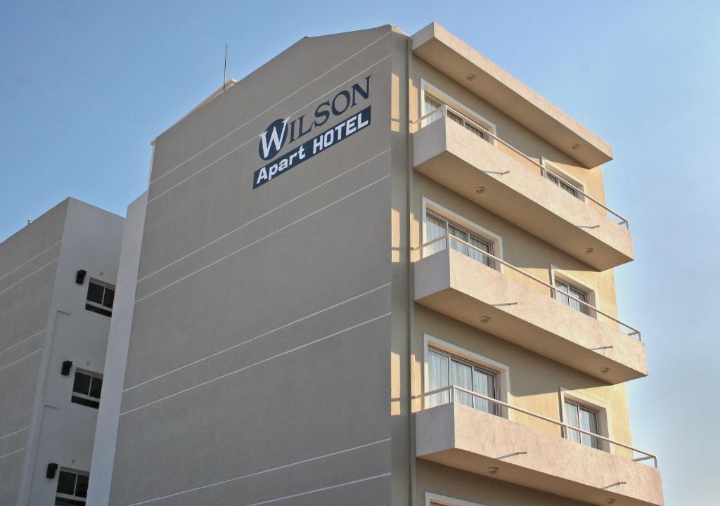 een gebouw met een bord aan de zijkant bij Wilson Apart Hotel in Salta