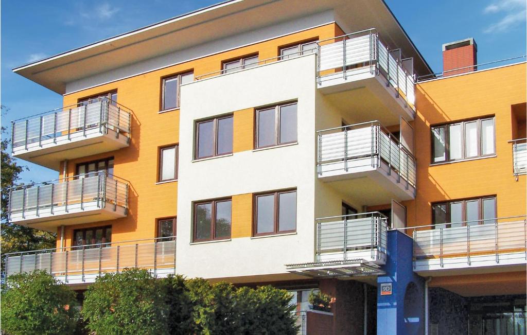un edificio con balcones en un lateral en Nice Apartment In Kolobrzeg With 1 Bedrooms And Wifi, en Kołobrzeg