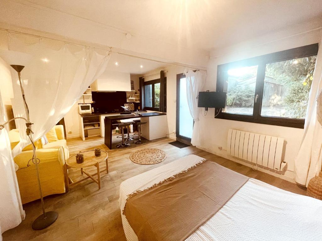 a bedroom with a bed and a desk in it at Superbe appartement Boheme dans les vignes in Nîmes