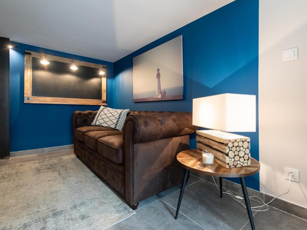 - un salon avec un canapé brun et des murs bleus dans l'établissement Good Night Inn Lyon Part Dieu, à Lyon