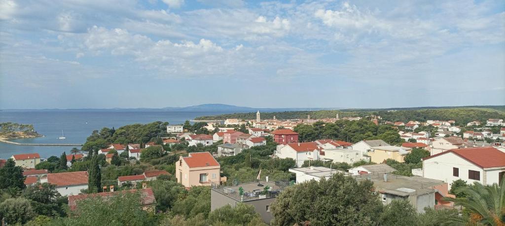 vista su una città con acqua e case di Feel good apartment a Banjol