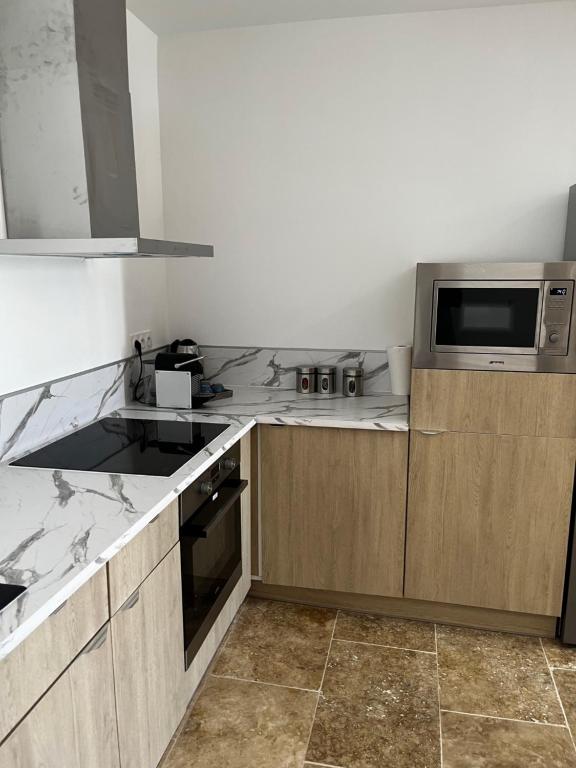 Kuchyňa alebo kuchynka v ubytovaní Magnifique maisonnette Dépendance avec Piscine