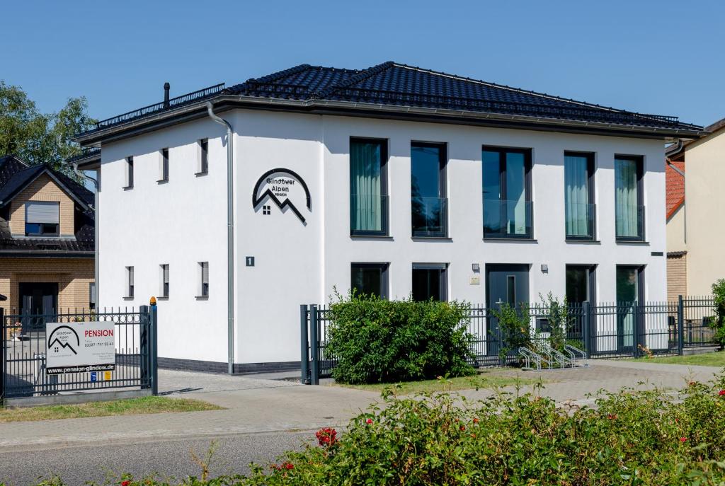 een wit gebouw met een muurschildering aan de zijkant bij Glindower Alpen Pension in Werder