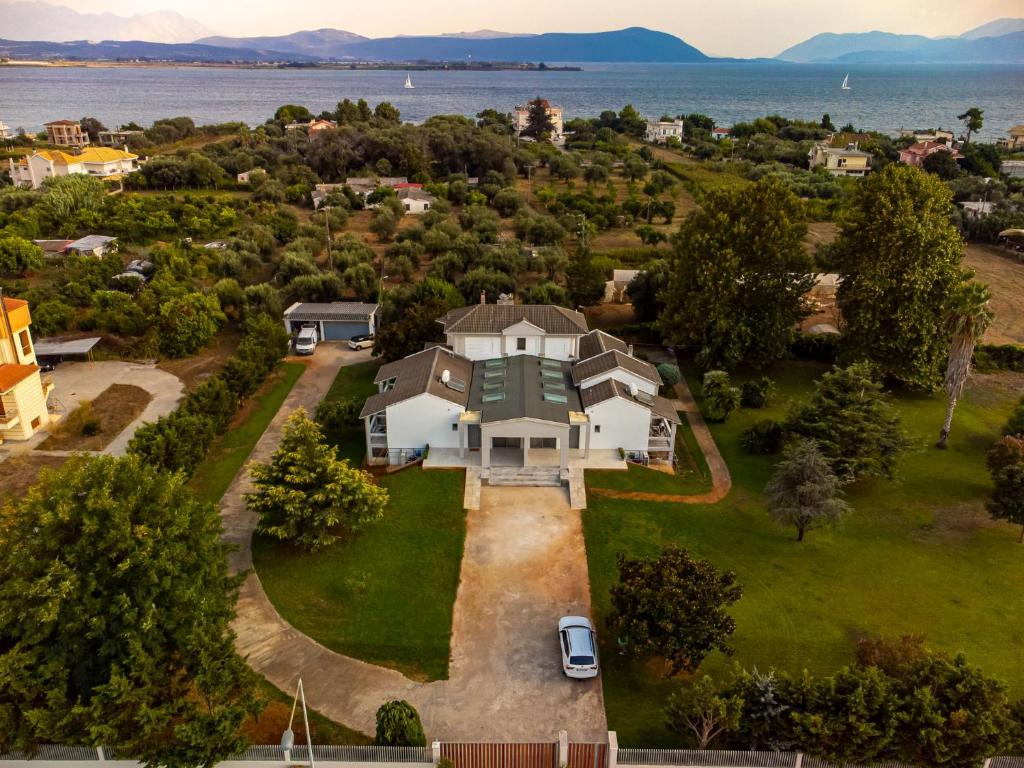 - une vue aérienne sur une grande maison avec une cour dans l'établissement elea resort 2, à Prévéza
