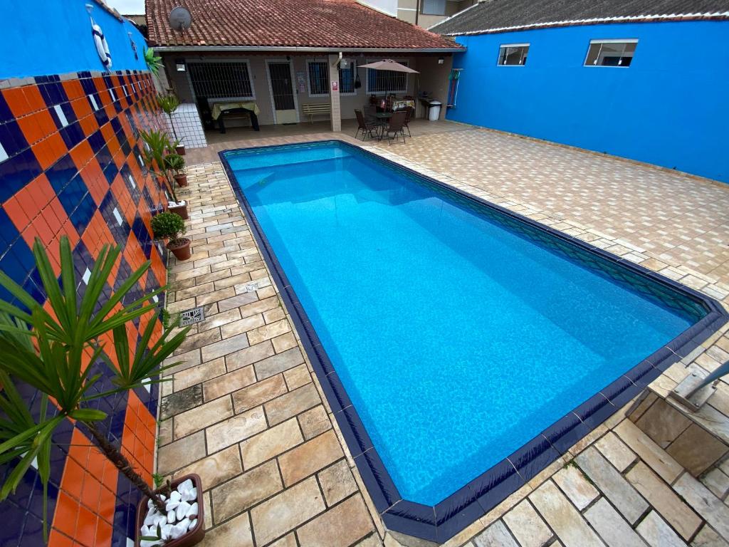 vista sul tetto di una piscina in un cortile posteriore di Casa com Piscina e Churrasqueira a Praia Grande