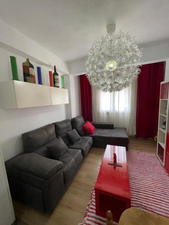 sala de estar con sofá y lámpara de araña en Piso Cernadas, en Redondela