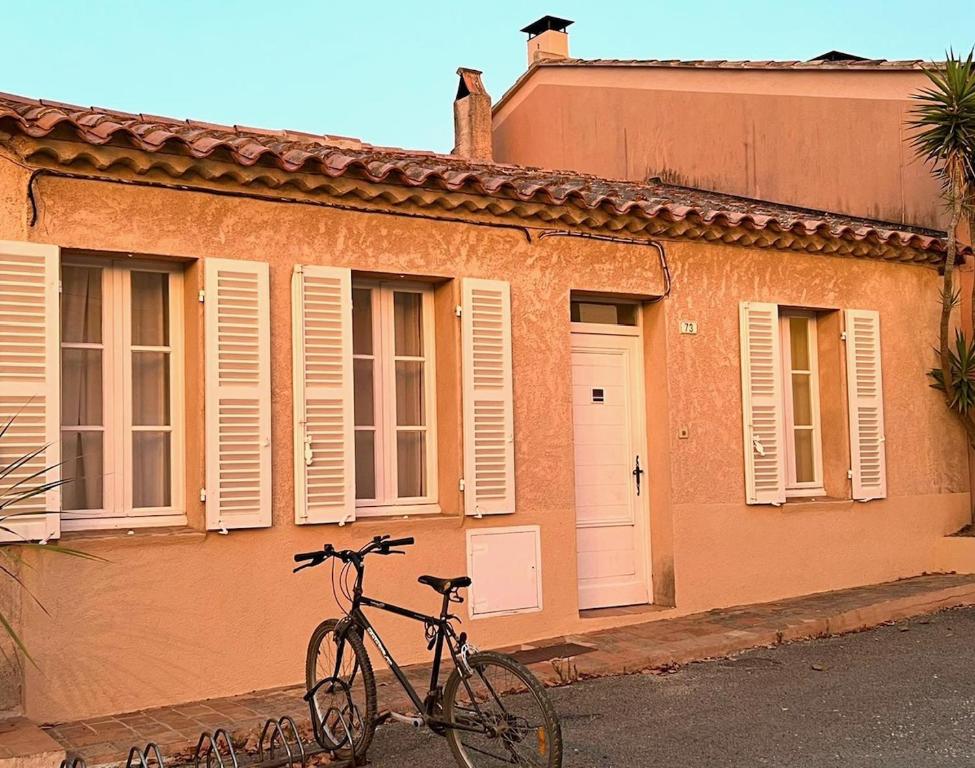 a bike parked in front of a building at La Maison et son adorable jardin clos in Porquerolles