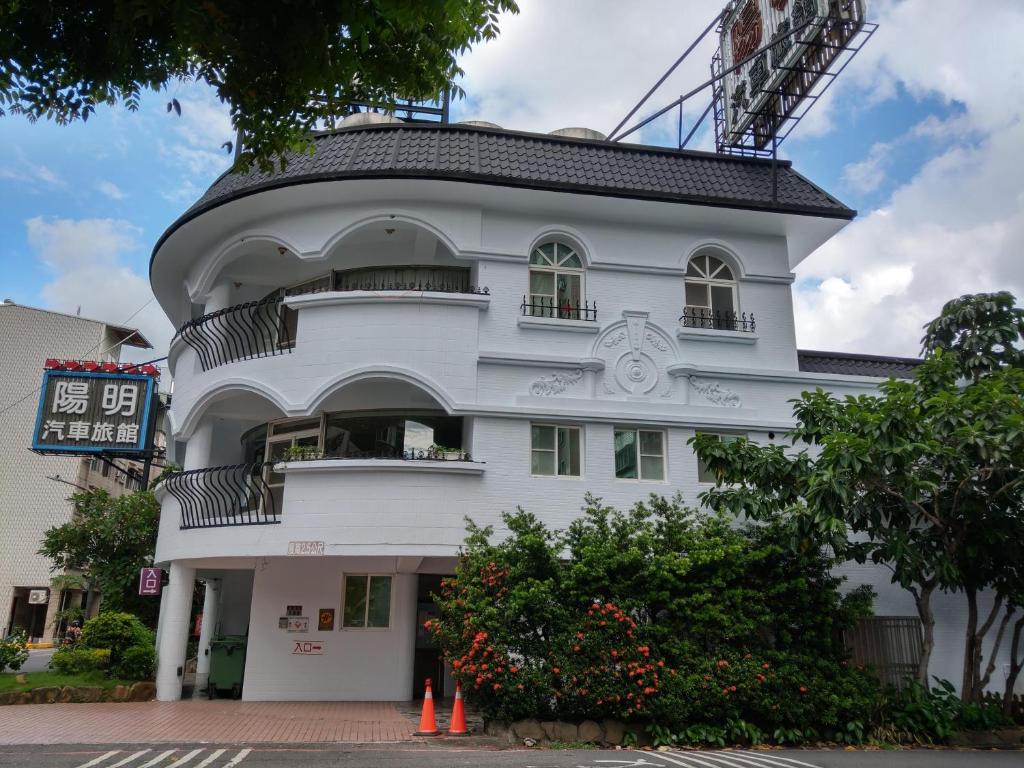 un gran edificio blanco con una espiral en 陽明旅館, en Kaohsiung