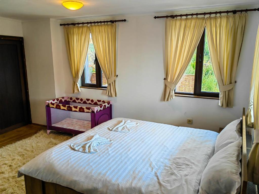 Postel nebo postele na pokoji v ubytování Rimovata Kashta Guest House