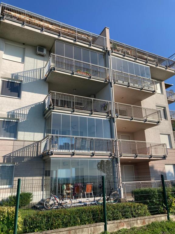 Budova, v ktorej sa apartmán nachádza