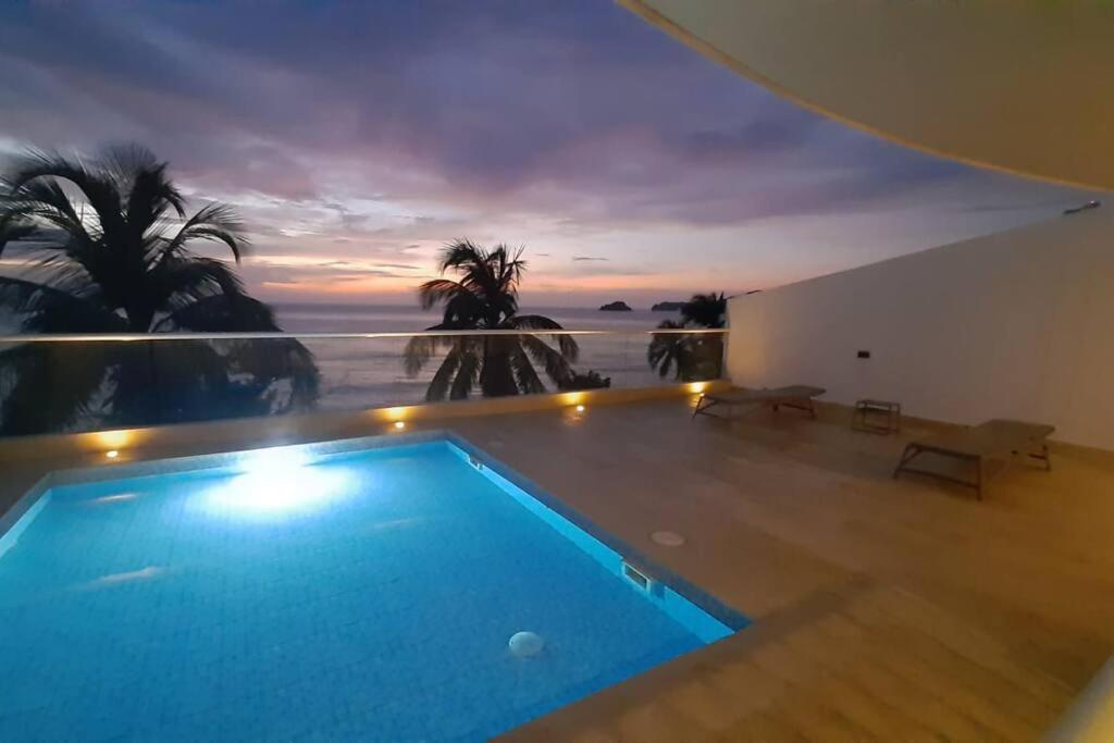 Casa con piscina y vistas al océano en 5* 1H Piscina y Spa, frente a playa Playa Salguero Santa Marta, en Santa Marta