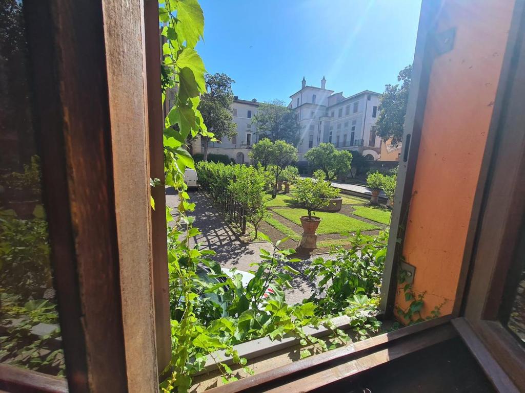 widok na ogród z okna w obiekcie LA GIULIA Luxury - Homkeey Apartments w Rzymie