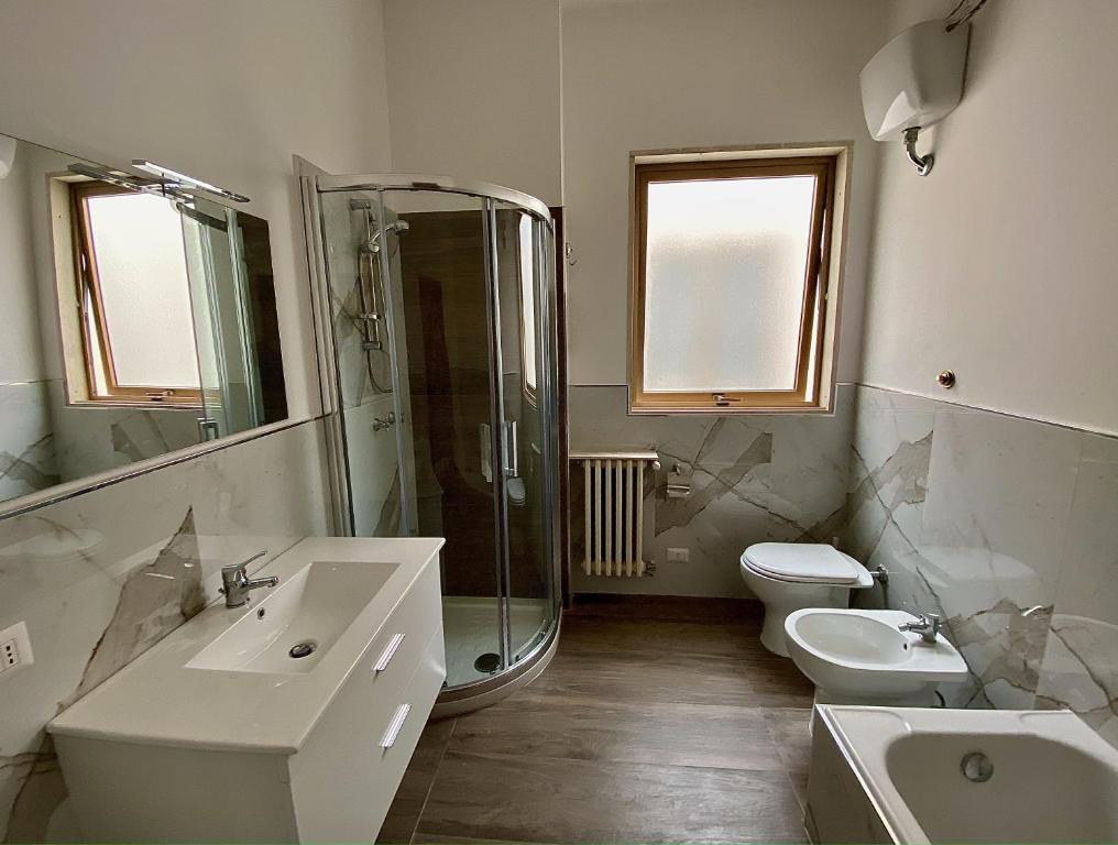 モノーポリにあるCasa Marialuisaのバスルーム(洗面台2台、シャワー、トイレ付)
