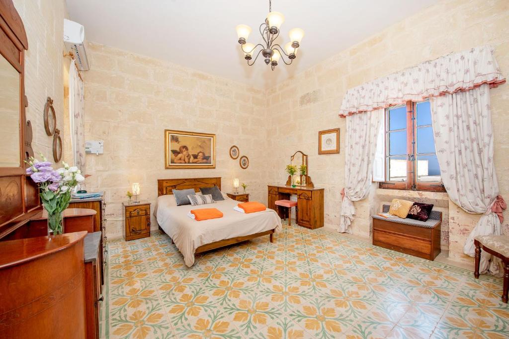 Postel nebo postele na pokoji v ubytování Ta Indri Holiday Home