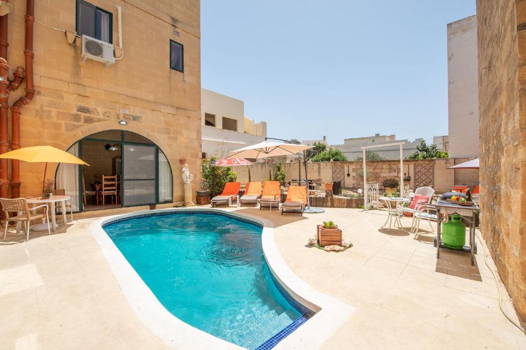 Bazén v ubytování Ta Indri Holiday Home nebo v jeho okolí