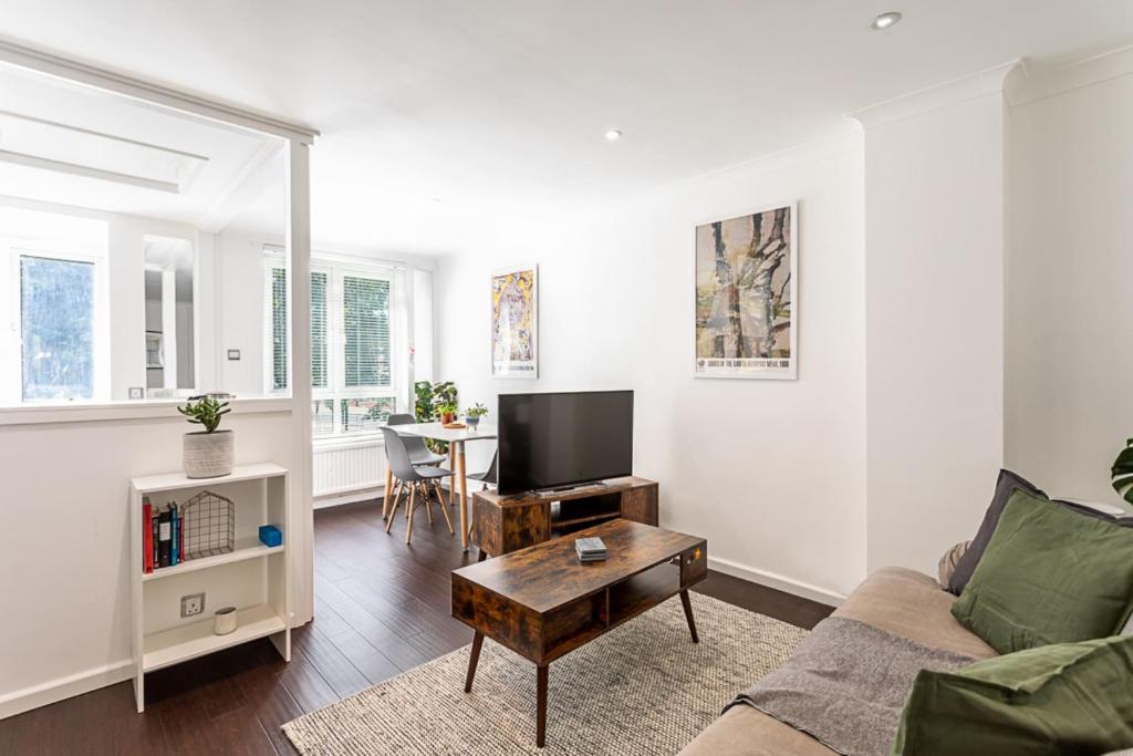Bright & Cosy OneBed Apartment, London, UK