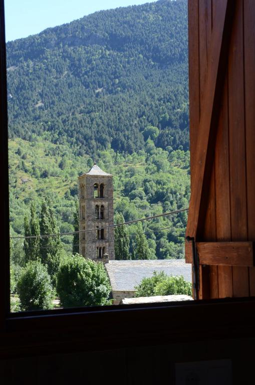Vista generica sulle montagne o vista sulle montagne dall'interno dell'affittacamere